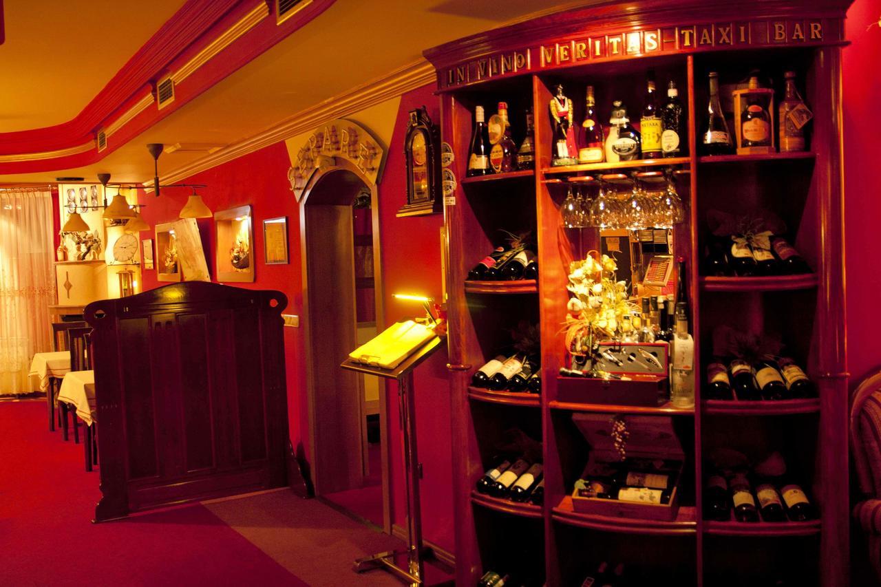 Taxi Bar Motel Градишка Экстерьер фото