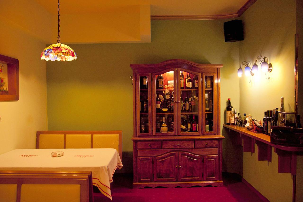 Taxi Bar Motel Градишка Экстерьер фото