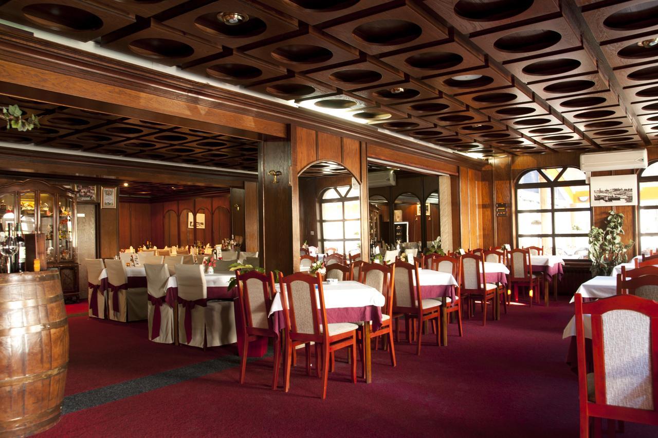 Taxi Bar Motel Градишка Экстерьер фото