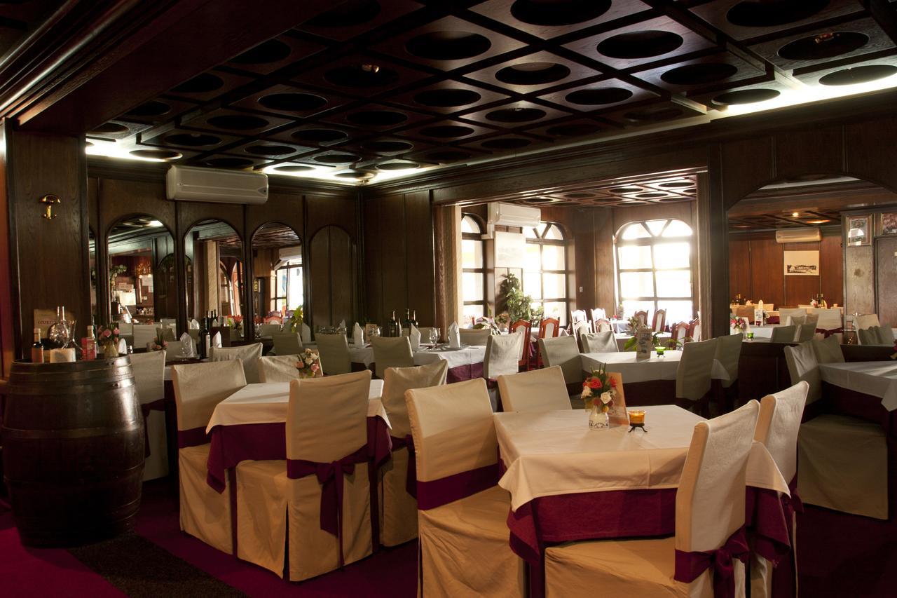 Taxi Bar Motel Градишка Экстерьер фото