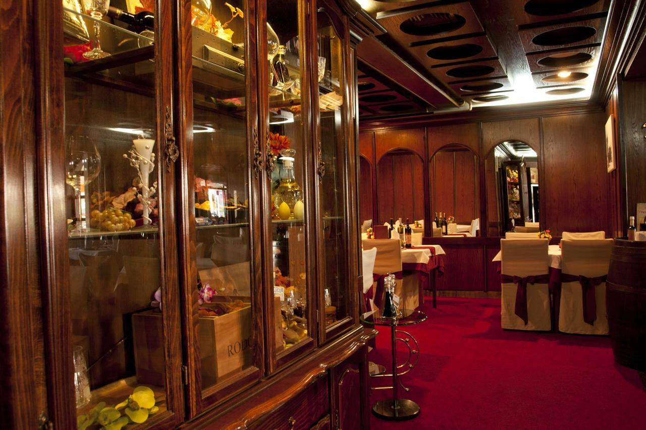 Taxi Bar Motel Градишка Экстерьер фото