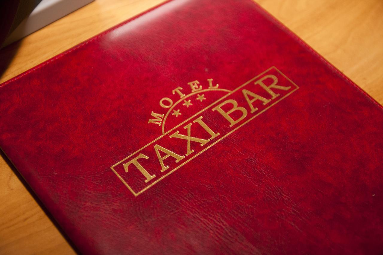 Taxi Bar Motel Градишка Экстерьер фото