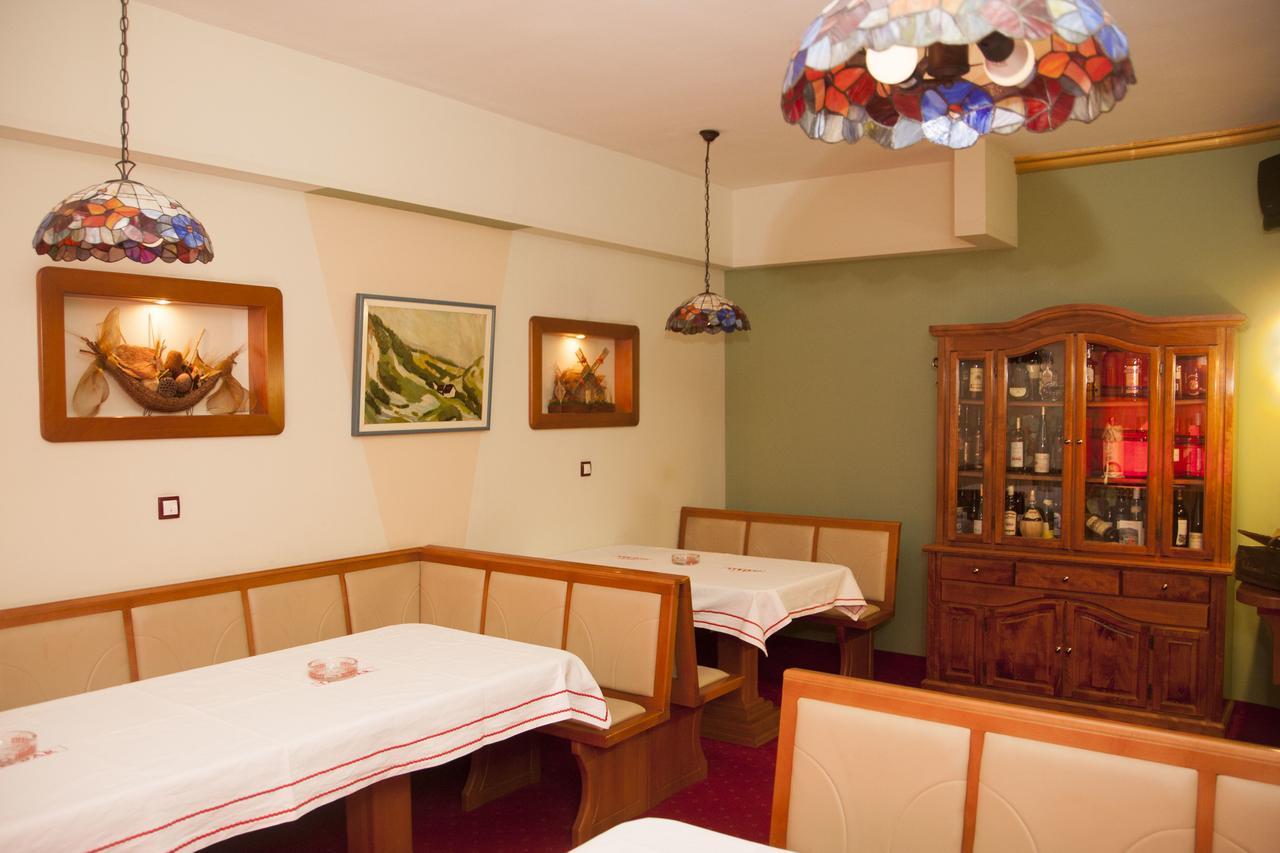 Taxi Bar Motel Градишка Экстерьер фото