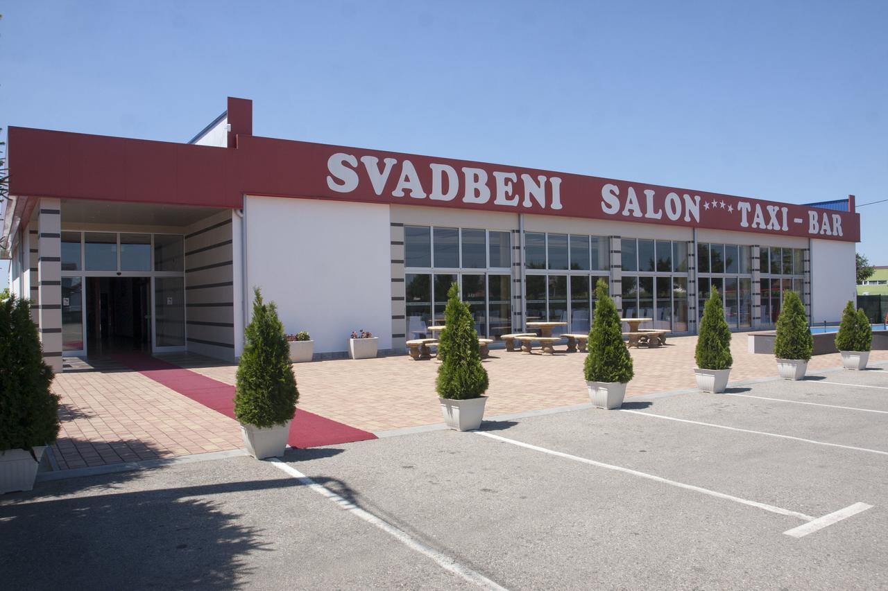 Taxi Bar Motel Градишка Экстерьер фото